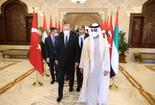 بالصور.. بن زايد يستقبل أردوغان فور وصوله الإمارات