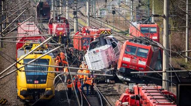 حصيلة مروعة لحادث تصادم قطارين ركاب بألمانيا