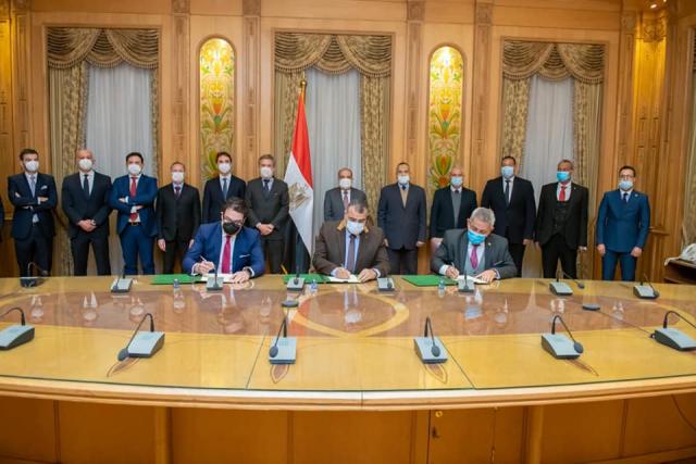 توقيع اتفاقية مصرية إيطالية لتأسيس شركة لتصنيع مكونات مجموعات تحويل السيارات للعمل بالغاز الطبيعى
