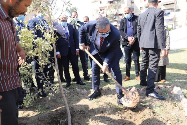 وزير القوى العاملة يشارك في زراعة الشجر بمبادرة "هنجملها"