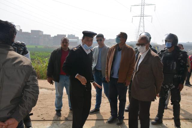 اللواء عبد الحميد الهجان يقود حملة لإزالة التعديات على الأراضي الزراعية بالخانكة