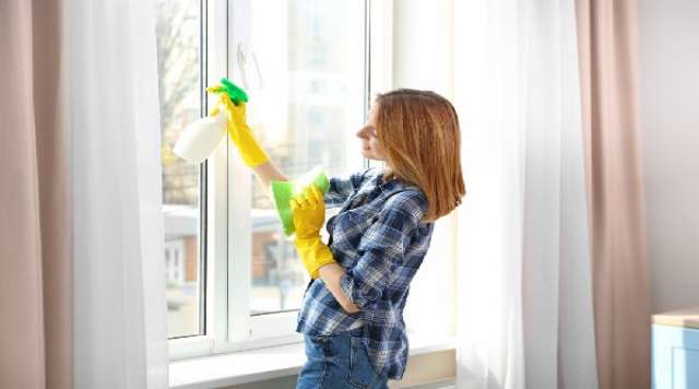 حيل سحرية لإزالة الأتربة العالقة في نوافذ المنزل