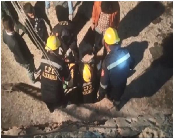 قوات الحماية المدنية بالإسكندرية تنقذ فتاة سقطت من أعلى أحد الأسوار