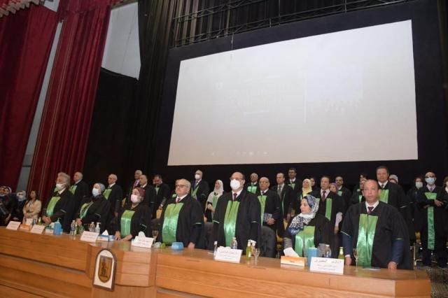 فيديو وصور .. رئيس جامعة القاهرة يشهد تخريج الدفعة 188 من طب القاهرة