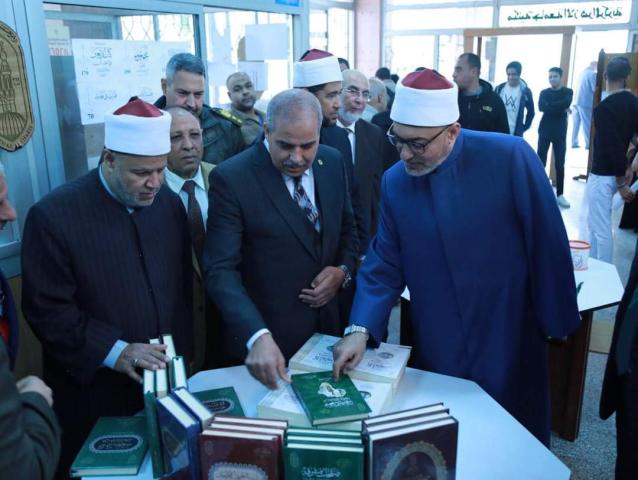 صور.. رئيس جامعة الأزهر وأمين «البحوث الإسلامية» يفتتحان معرضًا للكتاب