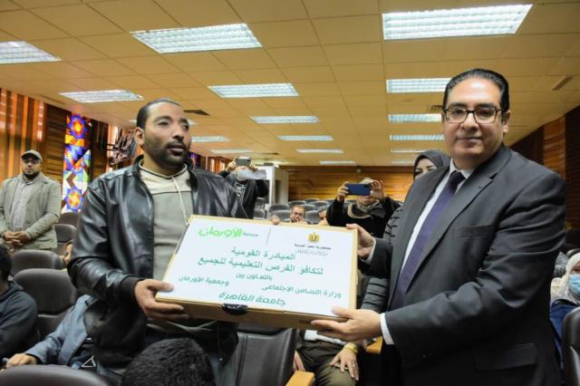 جامعة القاهرة تحتفل بتوزيع أجهزة لاب توب للطلاب ذوي الهمم