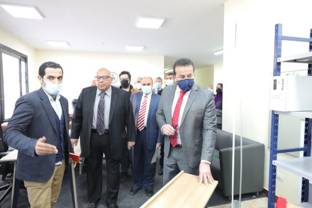 بالصور .. وزير التعليم العالي يتفقد معرض الأثاث المكتبي بجامعة القاهرة التكنولوجية