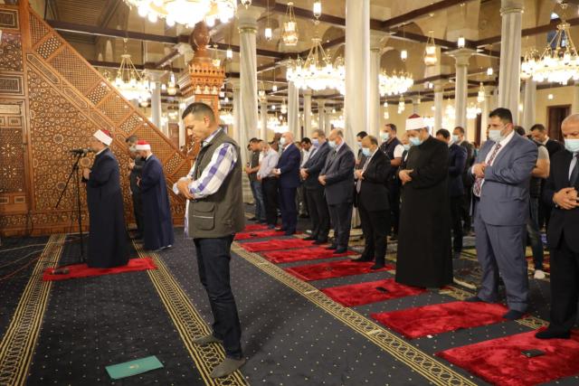 محافظ القاهرة يؤدى صلاة الجمعة الأخيرة من شهر رمضان بمسجد الحسين