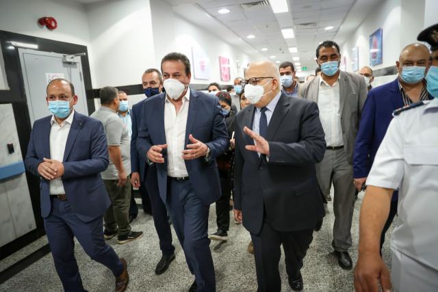 بالصور .. وزير التعليم العالي يتفقد مبنى الاستقبال والطوارئ بقصر العيني