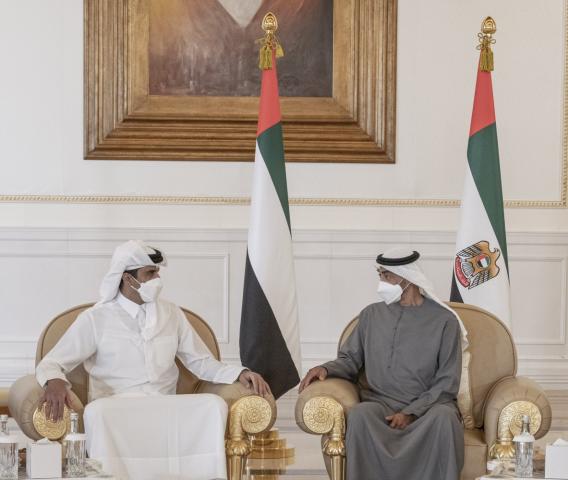 أمير قطر يصل أبو ظبي ويُعزي رئيس دولة الإمارات