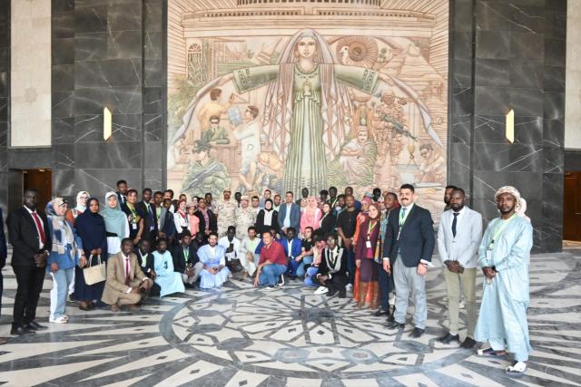جامعة القاهرة تنظم زيارة ميدانية بالعاصمة الإدارية الجديدة لممثلي شباب 24 دولة أفريقية