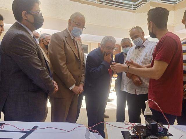 بالصور ..هندسة الجامعة المصرية الروسية تفتتح معرض ”الروبوتات” بـ100 مشروع طلابى
