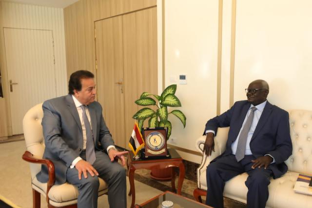 بالصور .. وزير التعليم العالي يلتقي بنظيره بجنوب السودان