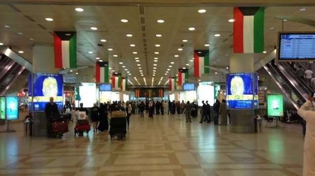 ما السبب وراء تكدس الركاب بمطار الكويت؟