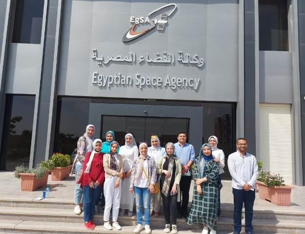 بالصور .. وفد من طلابي الجامعة المصرية الروسية يزور وكالة الفضاء المصرية