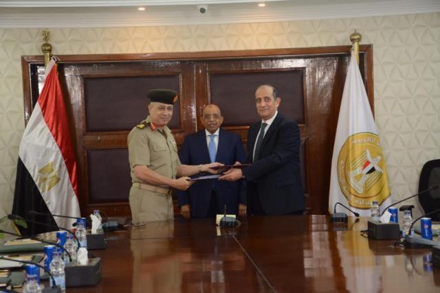 وزير التنمية المحلية يشهد توقيع بروتوكول تعاون بين الوزارة وإدارة الإشارة بالقوات المسلحة