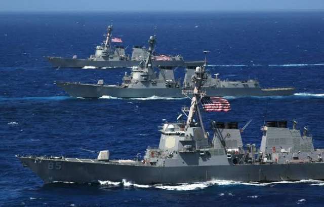 البحرية الأمريكية تُطلق أعيرة نارية تجاه زوارق الحرس الثوري الإيراني