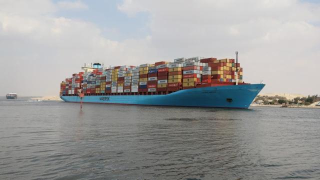 أكبر سفينة حاويات بالعالم EVER ART تعبر قناة السويس