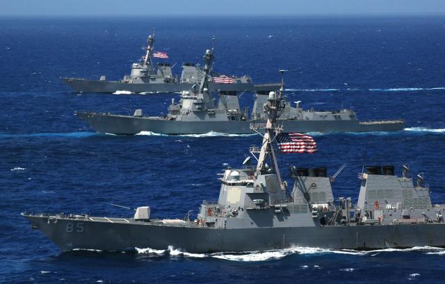 البحرية الأمريكية تقدم مكافآت مقابل معلومات عن تهريب الأسلحة والمخدرات في المنطقة