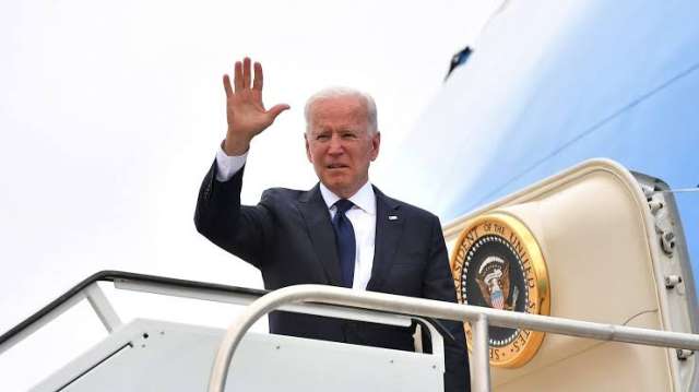 الرئيس الأمريكي يُغادر جدة بعد زيارة استغرقت يومين