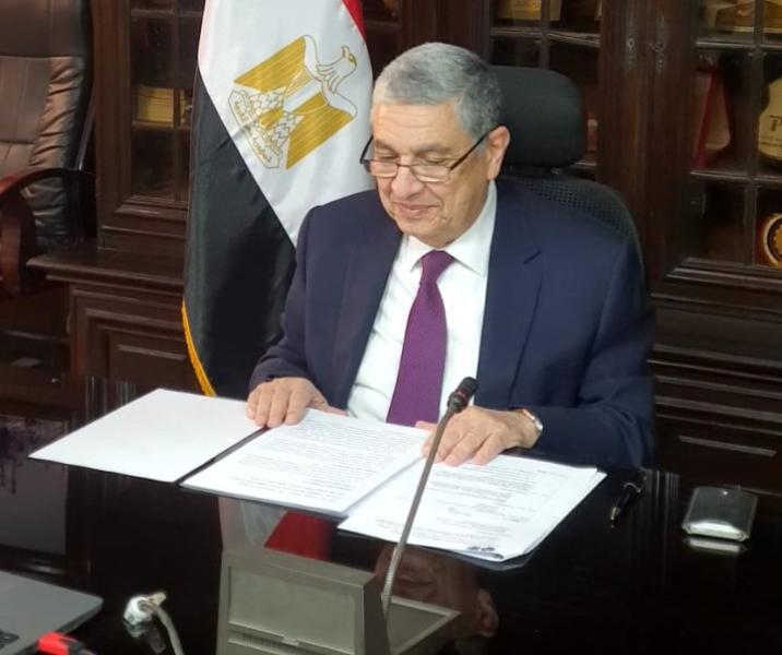 وزير الكهرباء يستعرض مع سفير فرنسا بالقاهرة سبل التعاون بين البلدين