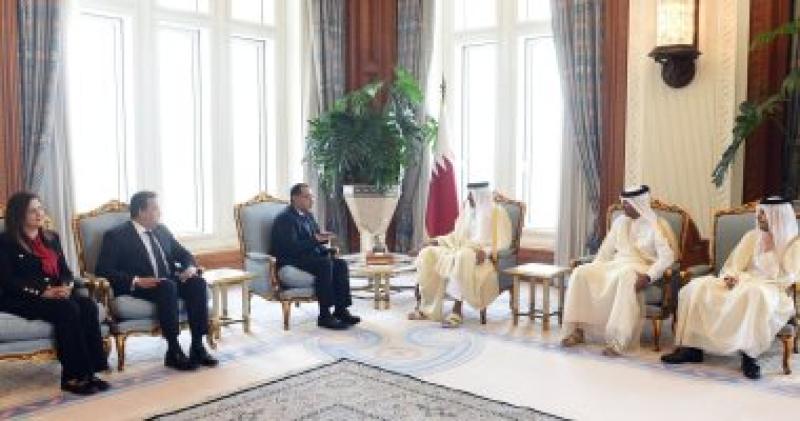 أمير قطر يستقبل رئيس الوزراء لبحث تعزيز أوجه التعاون المشترك