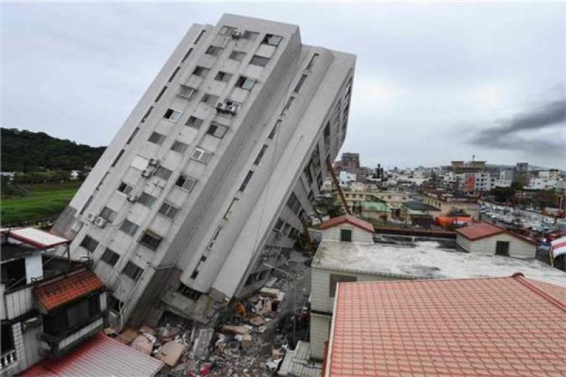 كارثة.. انهيار مبنى تجاري إثر زلزال بقوة 6.8 درجة في دولة كبري