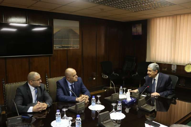 وزير الكهرباء يبحث مع مسئولو شركة اتصالات مصر التعاون في مجالات الطاقة المتجددة