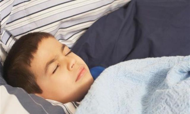كيف تساعد طفلك على النوم والتغلب على الأرق؟
