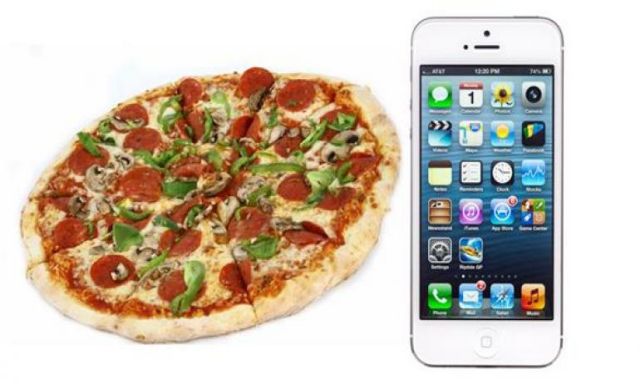 رجل يستبدل موبايله الـ ”آي فون” بقطعة بيتزا بسبب الجوع
