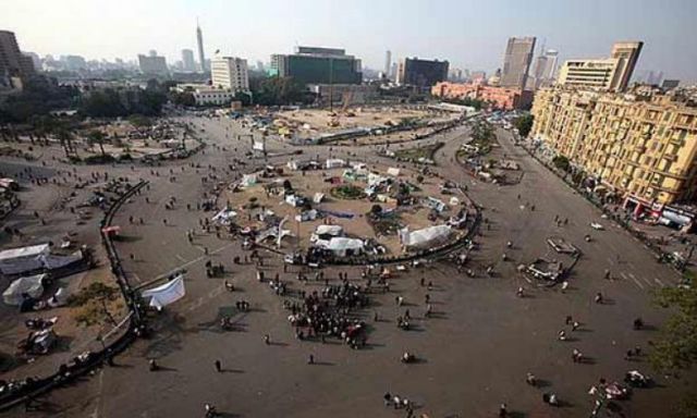 مواطنون يتوافدون على ميدان التحرير للاحتفال بقناة السويس الجديدة