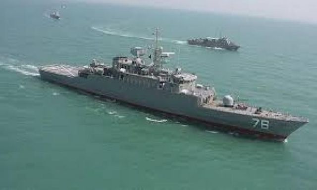 سفينة حربية إيرانية تصوب نيرانها نحو طائرة أمريكية في خليج عدن