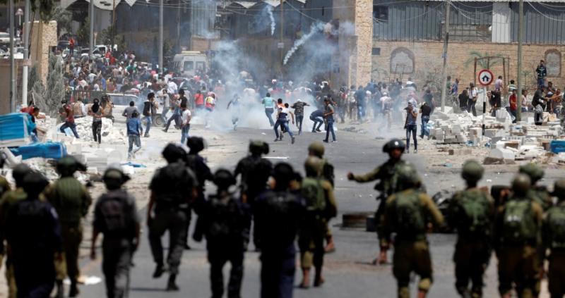 اندلاع مواجهات عنيفة بين فلسطينيين وقوات الاحتلال في القدس