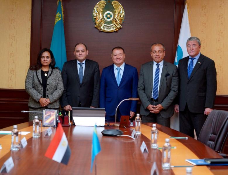 وزير التجارة والصناعة يلتقي وزير الصناعة الكازاخي لبحث تعزيز أطر التعاون الصناعي المشترك بين البلدين
