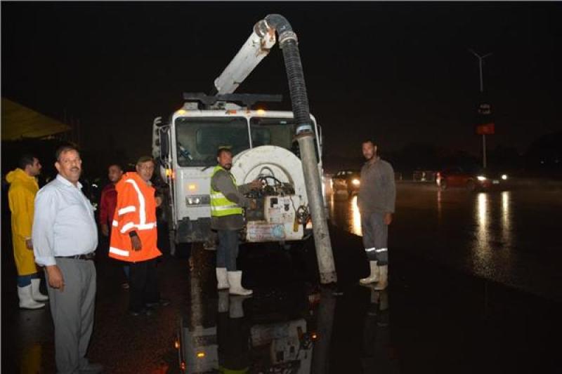 وزير التنمية المحلية ومحافظ القاهرة يُتابعان جهود أعمال سحب تجمعات مياه الأمطار بأحياء المنطقة الشرقية