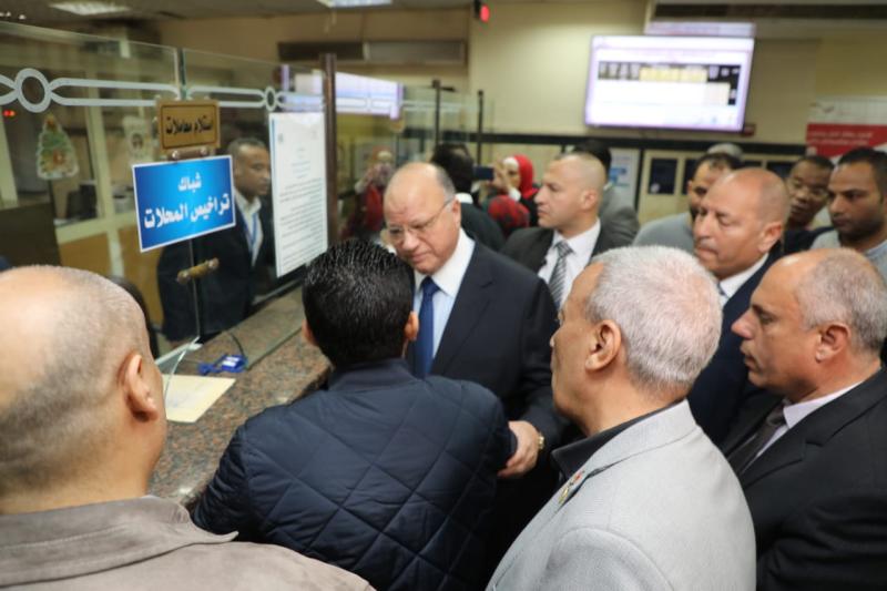 محافظ القاهرة يتفقد  مركز إصدار تراخيص المحلات