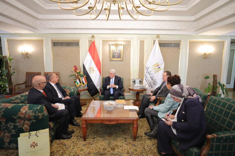 وزير التعليم العالي يبحث مع السفير الأردني بالقاهرة سبل دعم التعاون