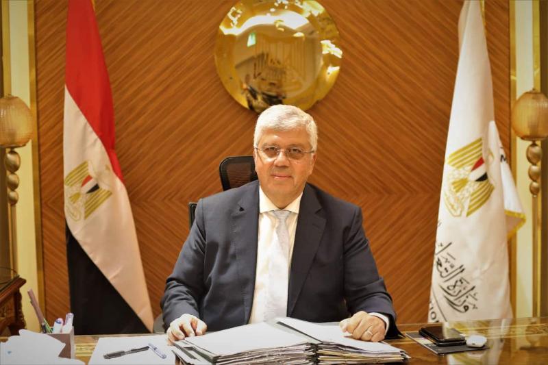 وزير التعليم العالي يصدر قرارًا بإغلاق كيان وهمي بمحافظة البحر الأحمر