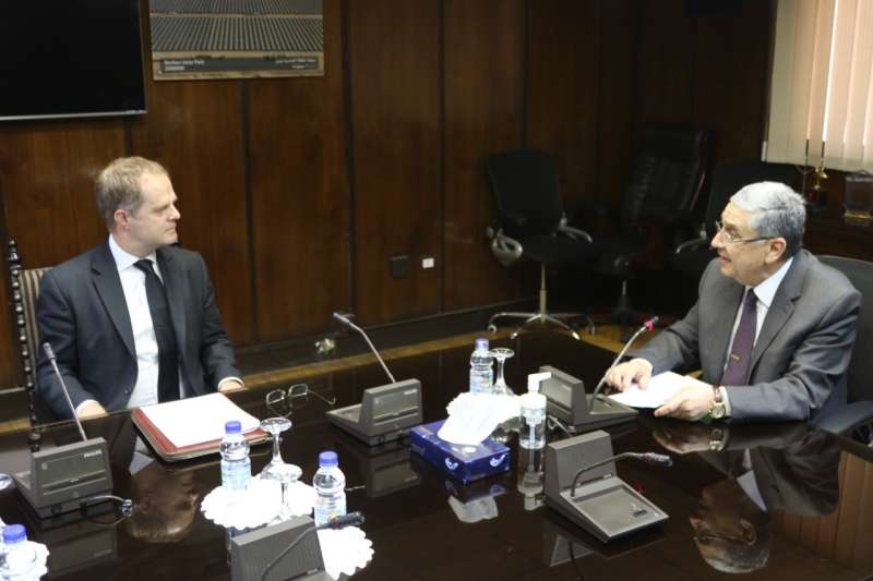 مباحثات بين وزير الكهرباء وسفير بريطانيا بالقاهرة لتعزيز التعاون بمشروعات الطاقة المتجددة