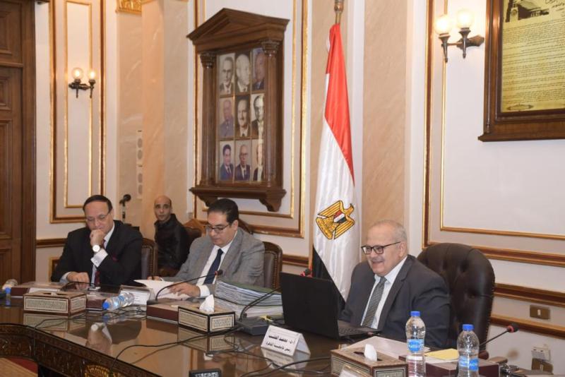 رئيس جامعة القاهرة يوجه بالانتهاء من الاستعدادت لامتحانات الفصل الدراسى الأول ومراعاة إجازات عيد الميلاد