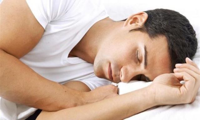 هل يسبب النوم على أحد الجانبين الزهايمر؟