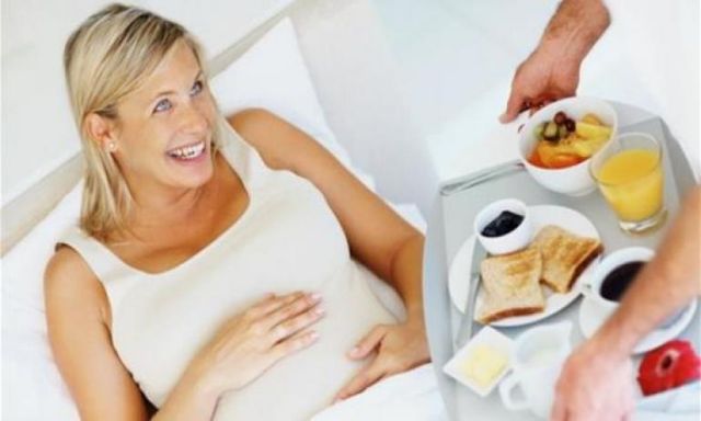 هل تحتاج الحامل إلى تناول الطعام لشخصين؟