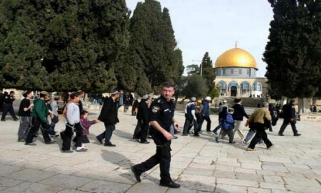 مستوطنون يقتحمون المسجد الأقصى في حراسة الشرطة الإسرائيلية