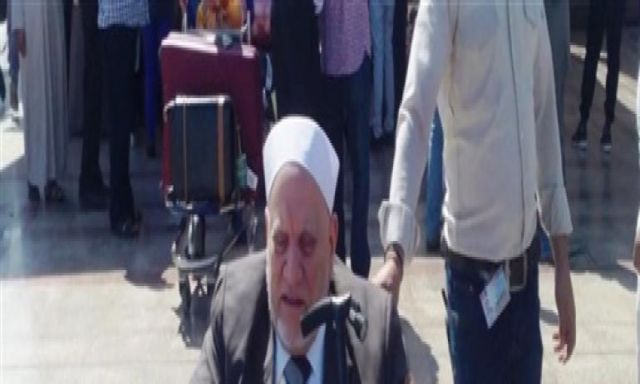 أحمد عمر هاشم يصل مطار القاهرة على كرسي متحرك