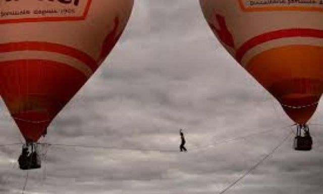 بالفيديو: مغامر يعبر حبلاً مربوطاً بمنطادين في السماء