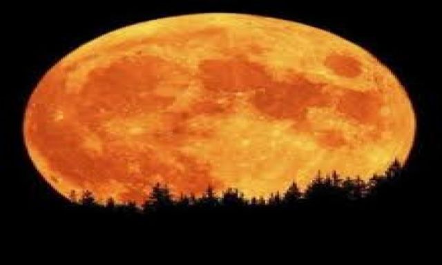 ” دم القمر”.. حكاية أغرب ظاهرة فلكية حولت السماء إلى جهنم الحمراء