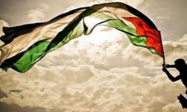 شاهد بالفيديو .. أبو مازن يرفع علم فلسطين أمام مقر الجمعية العامة للأمم المتحدة