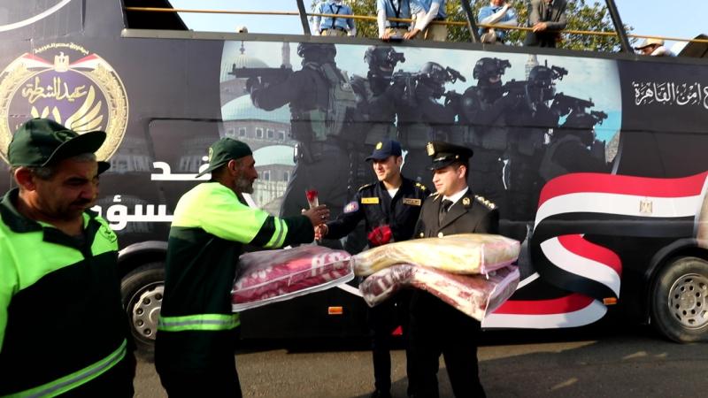 شاهد بالصور .. أمن القاهرة يوزع الهدايا ولعب الأطفال إحتفالا بعيد الشرطة ال71