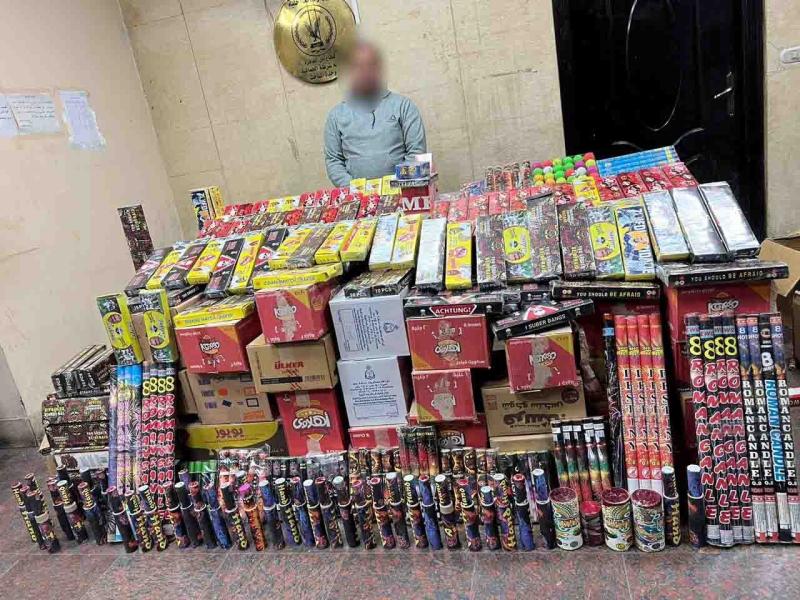 أجهزة البحث الجنائى بالقاهرة تضبط قرابة 2 مليون قطعة ألعاب نارية بحوزة أحد الأشخاص