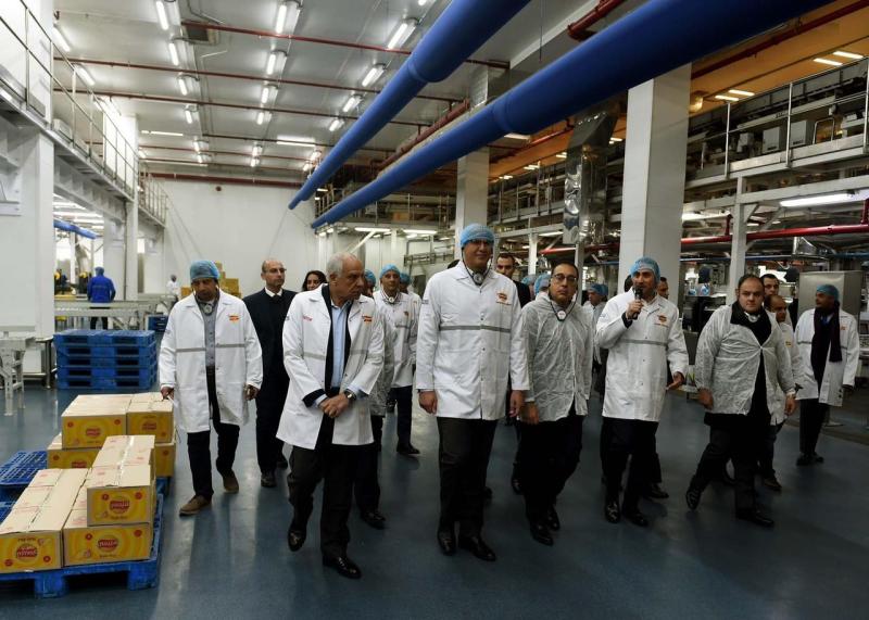 رئيس الوزراء يتفقد خط إنتاج جديد لشركة ”شيبسي” للصناعات الغذائية
